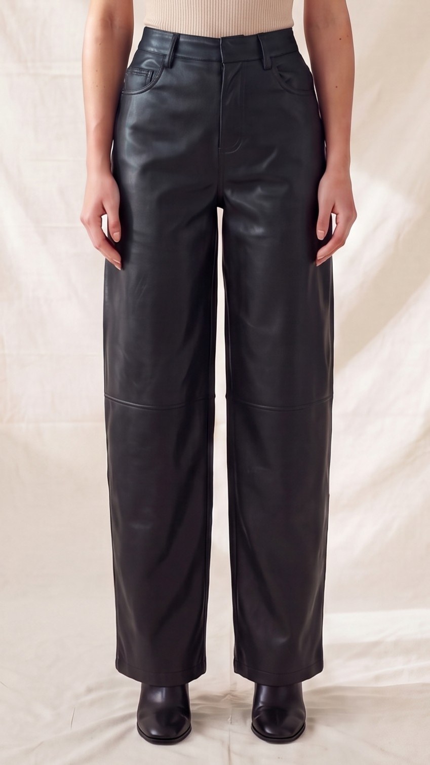 Pantalón Barril Efecto Cuero Negro